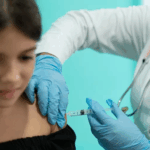 Pais e até médicos ainda adiam vacinação contra HPV sem motivo científico, aponta VivaBem