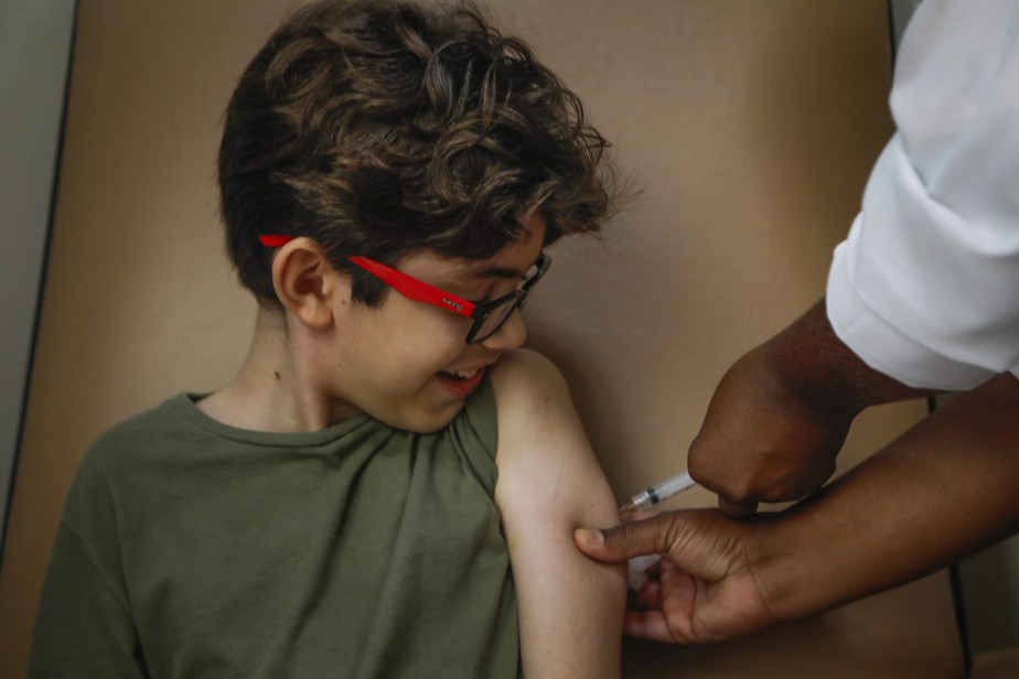 Criança é vacinada contra a dengue em Botafogo, Zona Sul do Rio