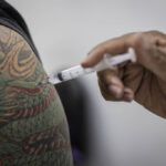 Folha de São Paulo: Cientistas encontram explicações sobre por que vacinas funcionam menos em idosos