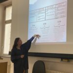 Em aula na Charité, Berlim na Alemanha, antropóloga Pisci Bruja analisa o papel da Igreja, do Estado e da Medicina na exclusão de pessoas trans e travestis no Brasil