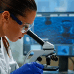 Brasil regulamenta nova Lei de Pesquisa Clínica, que deve acelerar acesso a novos medicamentos no país, destaca O Globo