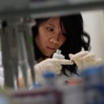 Cientistas testam estratégia que usa o próprio HIV contra si para eliminar o vírus oculto no corpo