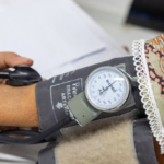 Crise está levando jovens médicos a desistir da residência, destaca Folha de S. Paulo