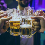 Período de festas pedem atenção com consumo abusivo de álcool, destaca Folha de S. Paulo