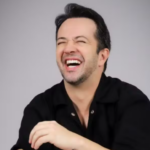 G1/ Ator vive com HIV há 16 anos e transforma experiência em informação: ‘Ninguém merece passar por isso sozinho’