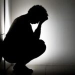 Jovens sofrem mais internações e procuram menos ajuda em saúde mental, destaca Agência Fiocruz de Notícias