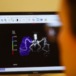 Folha de S. Paulo: IA na saúde vai bem na teoria, mas falha com pacientes reais, mostra estudo