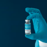 Reuters: Após cortes, chefe da FDA diz apoiar vacinas de mRNA, mas afirma que governo não deve financiar pesquisas