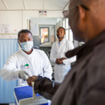 CROI 2026: Cortes no financiamento global do HIV expõem riscos, ampliam desigualdades e ameaçam avanços históricos