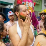Veja Saúde destaca: Carnaval pode ser um momento desafiador para quem está tentando largar o cigarro