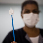 Câncer de colo do útero matou 20 mulheres por dia em 2025 no Brasil