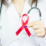 Marie Claire: Casos de HIV avançam entre mulheres acima dos 50 anos no Brasil e expõem diagnóstico tardio