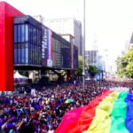 Parada LGBT+ de São Paulo chega aos 30 anos com chamado à mobilização política e alerta sobre LGBTfobia no Brasil