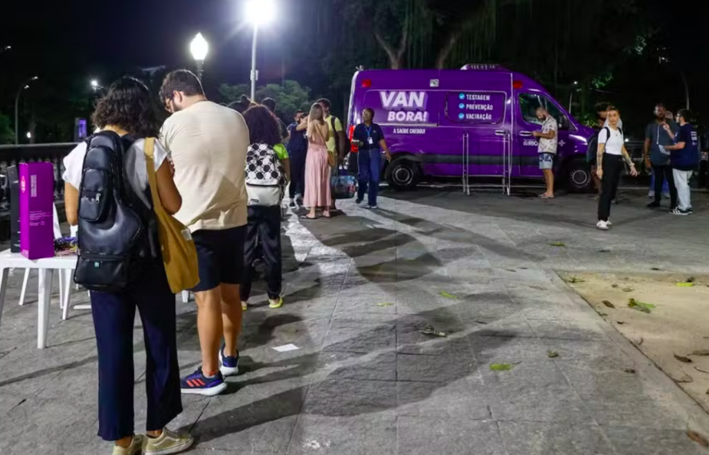 Shakira no Rio: van irá distribuir autotestes de HIV e outras infecções sexualmente transmissíveis