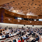 Em meio a surtos, cortes e disputas geopolíticas, OMS abre a 79ª Assembleia Mundial da Saúde sob alerta para o futuro da saúde global