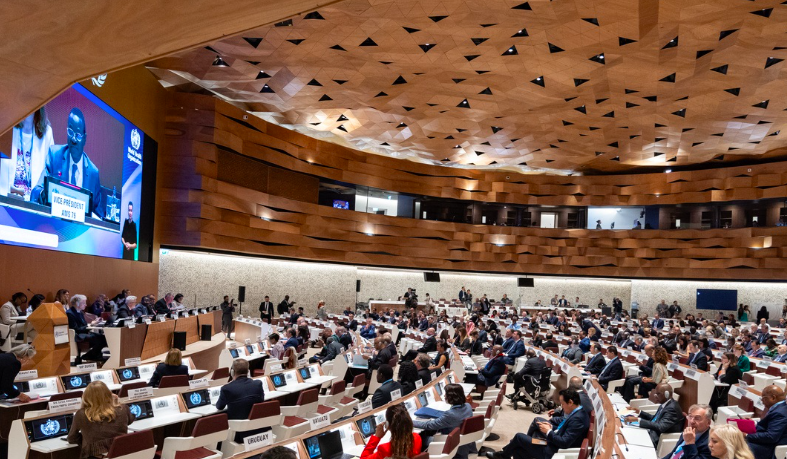 Em meio a surtos, cortes e disputas geopolíticas, OMS abre a 79ª Assembleia Mundial da Saúde sob alerta para o futuro da saúde global