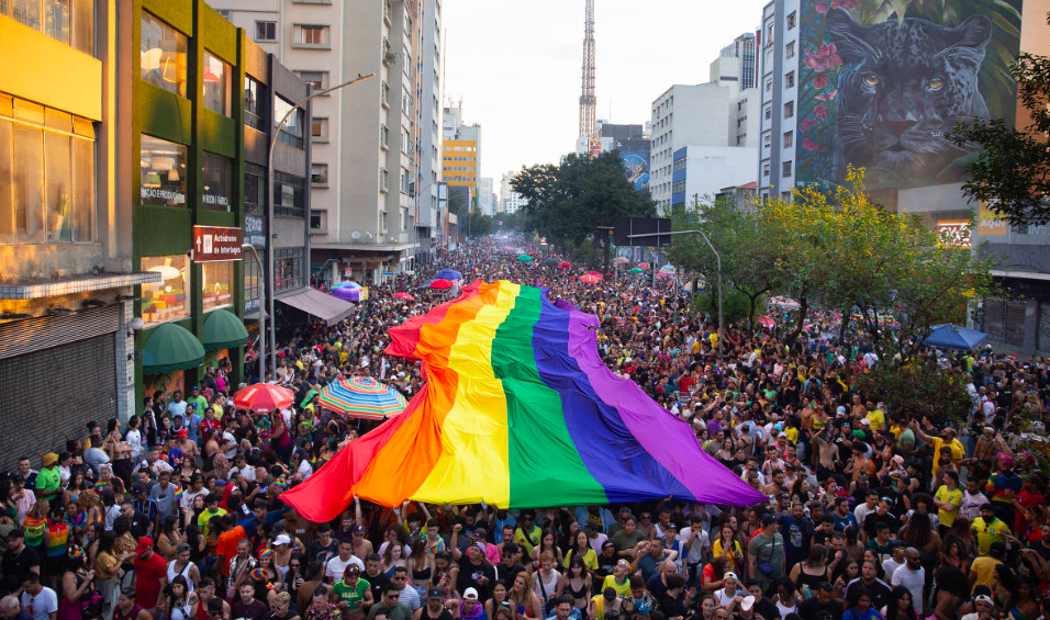 Mônica Bergamo: Parada LGBT+ SP tem queda de 60% no patrocínio com saída de multinacionais após Trump