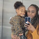 “Ela me salva todos os dias”: a história de Jéssica Carolina, mulher negra que enfrentou o HIV, a violência obstétrica e a perda do marido — e encontrou na maternidade razões para continuar vivendo