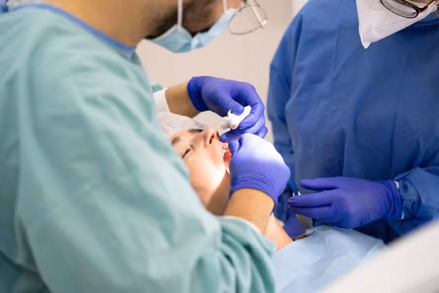 Austrália alerta pacientes de dentista aposentado após identificação de falhas sanitárias e exposição a HIV e hepatites ao longo de anos – O Globo