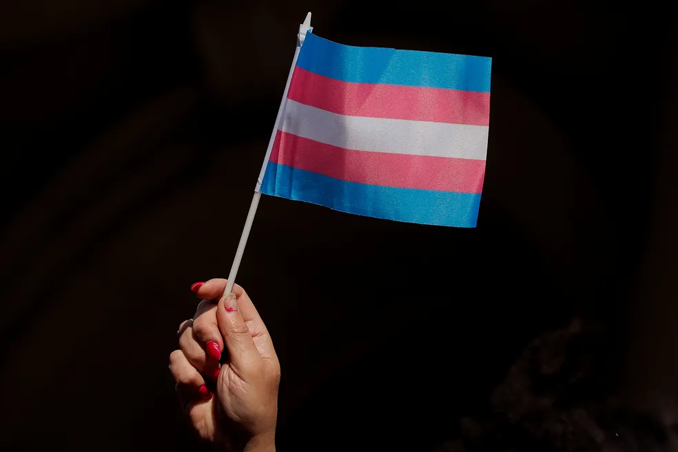 Justiça autoriza uso de bloqueadores hormonais em adolescente trans de 13 anos e afasta regra do CFM – G1