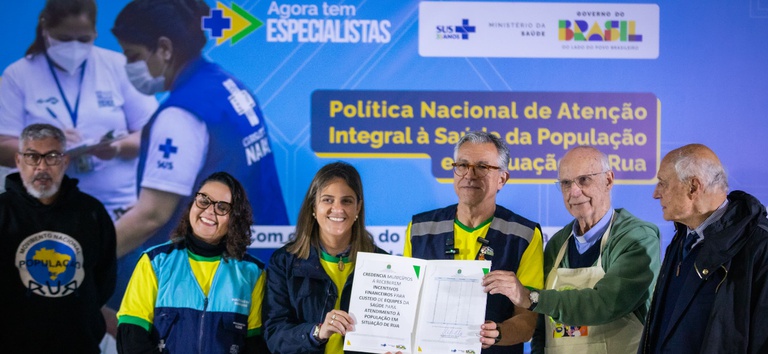 SUS cria política nacional para população em situação de rua e anuncia 400 unidades móveis de saúde