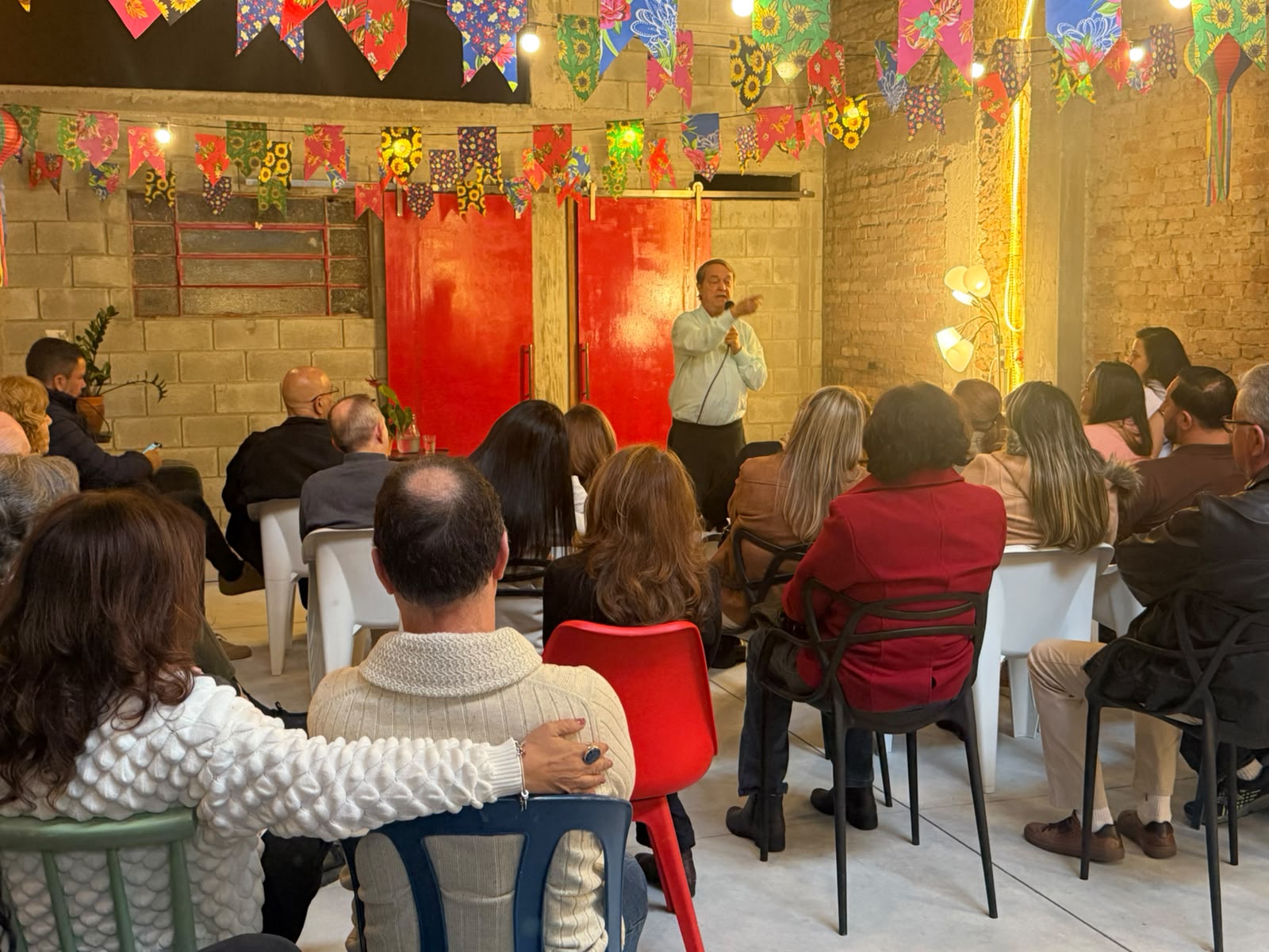 “Eu fui trabalhar com HIV porque ninguém queria”: Dr. Fábio Mesquita transforma lançamento de livro em uma emocionante viagem por quatro décadas da luta contra a aids