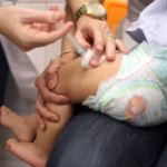Brasil deixa lista dos 20 países com mais crianças sem vacinação e se torna destaque mundial na recuperação da imunização infantil