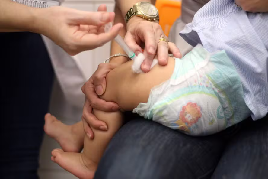 Brasil deixa lista dos 20 países com mais crianças sem vacinação e se torna destaque mundial na recuperação da imunização infantil