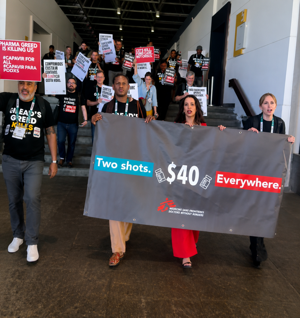 Lenacapavir: ativistas protestam após simpósio da Gilead e exigem acesso ao novo medicamento contra o HIV