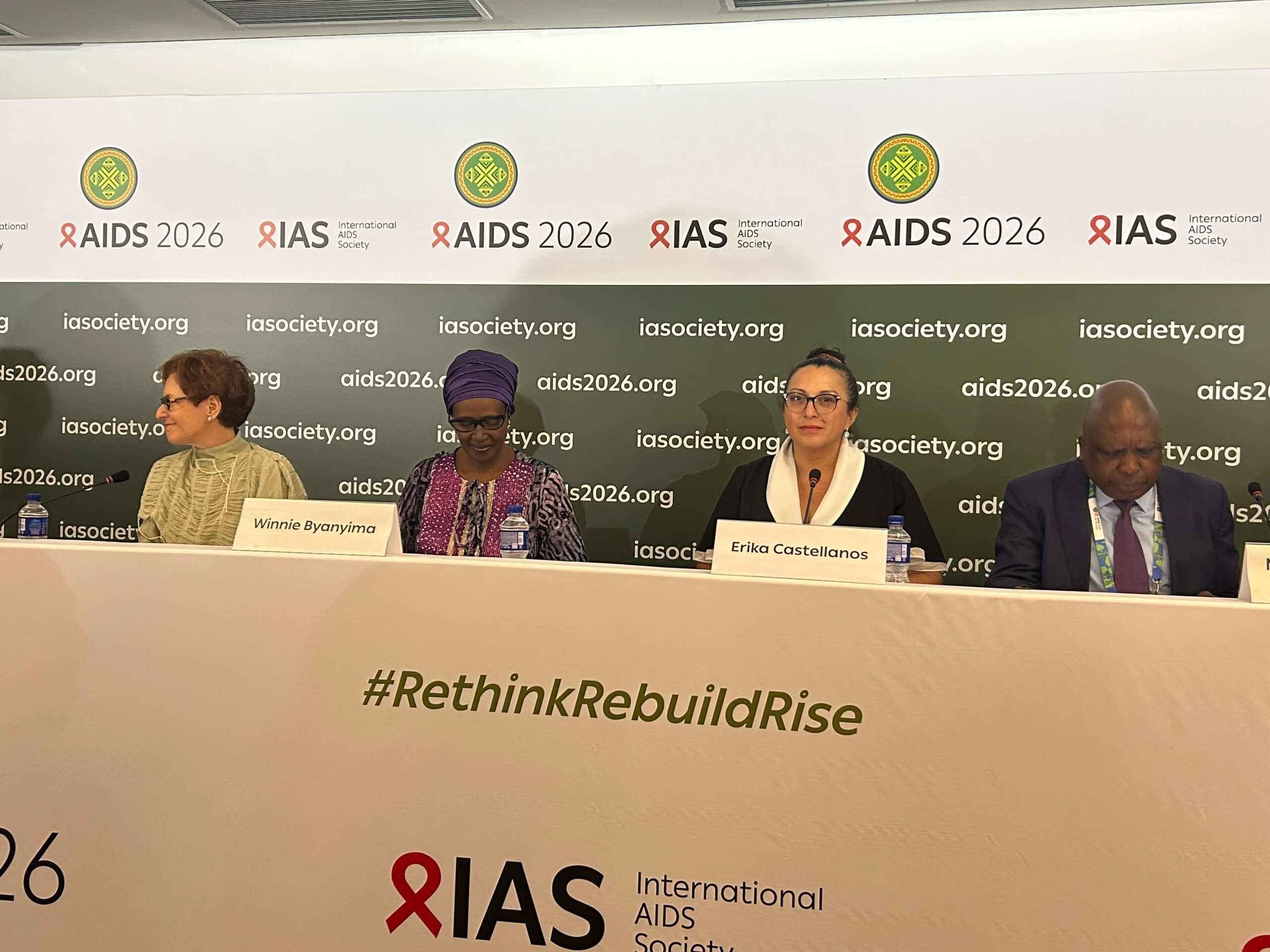 1,2 milhão de novas infecções e 570 mil mortes em 2025: “O fim da AIDS não é limitado pela ciência, mas pela desigualdade”, afirma Winnie Byanyima