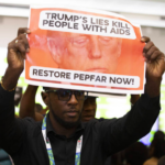 Protesto interrompe evento dos EUA em conferência de Aids no Rio, destaca Folha de S. Paulo