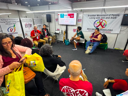 Ativistas cobram medicamentos de longa duração para quem vive com HIV e defendem licença compulsória do lenacapavir