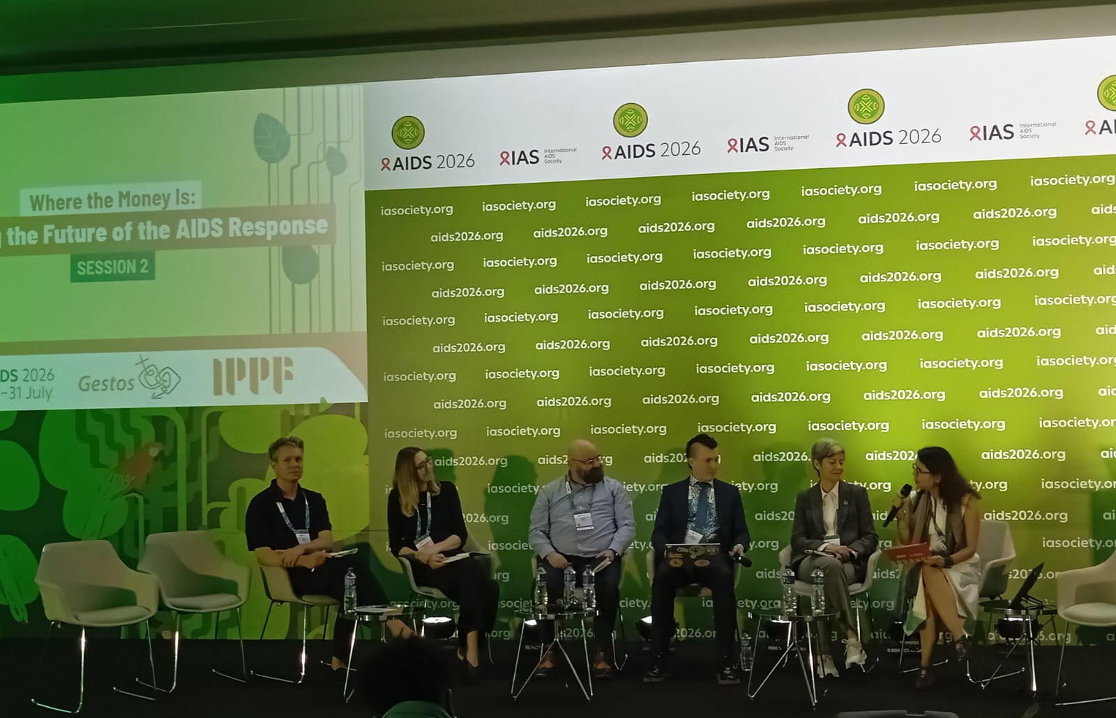 Quem vai financiar o futuro da resposta ao HIV? Debate na AIDS 2026 alerta que cortes de recursos ameaçam meta de acabar com a epidemia até 2030