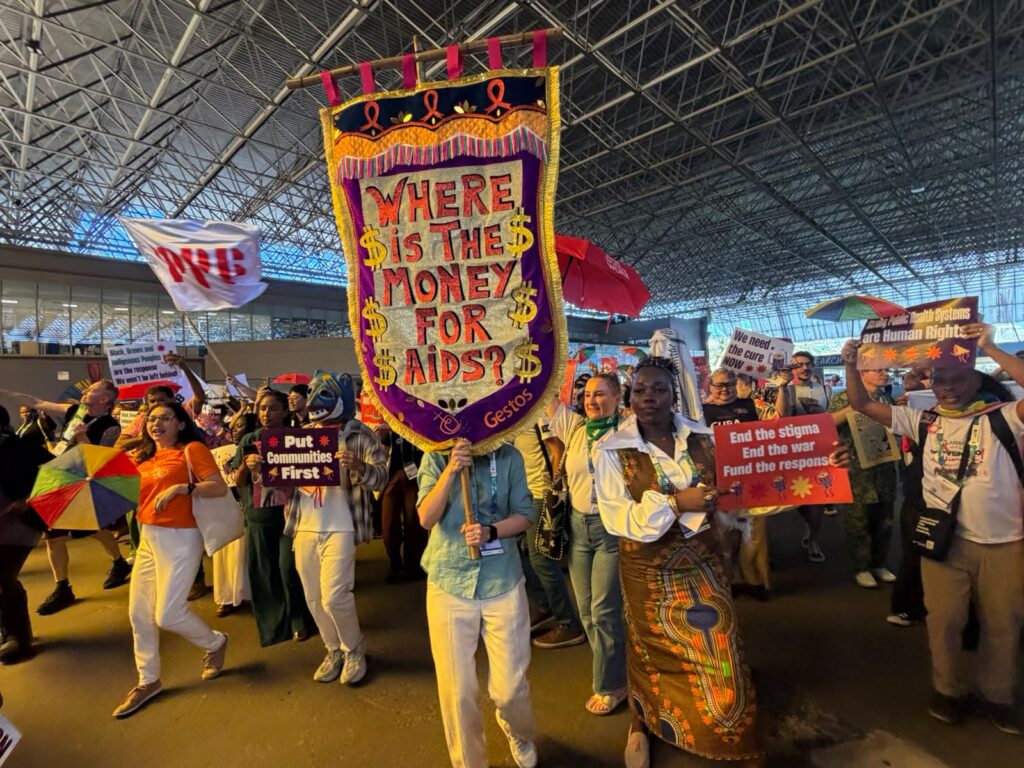 “Onde está o dinheiro?”: marchinha eternizada por Gal Costa ecoa na AIDS 2026 e transforma frevo em grito contra o desfinanciamento da resposta global ao HIV
