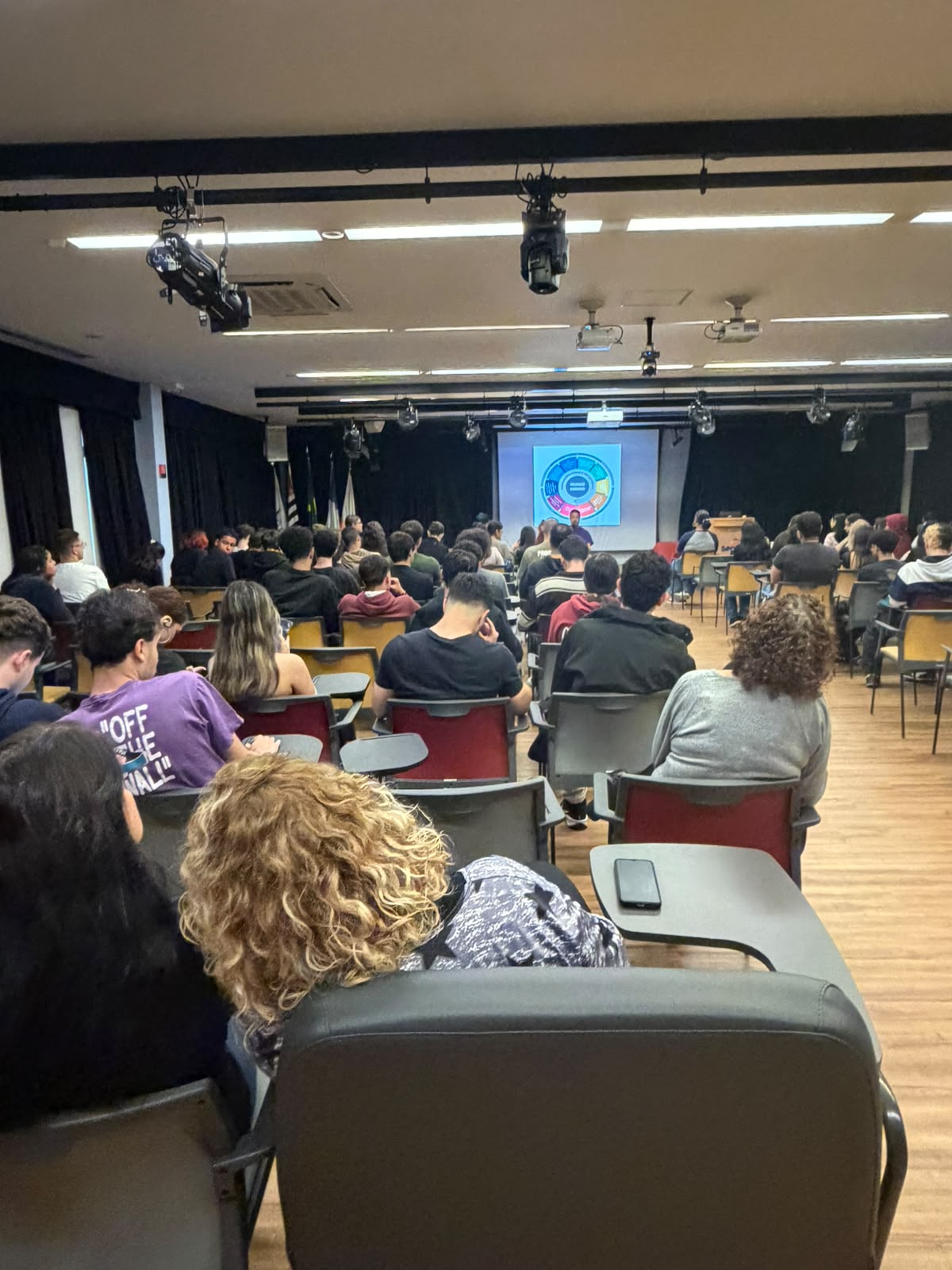 Cerca de trezentos jovens do Senac Santo André recebem a roda de conversa que traz informação e quebra o silêncio sobre prevenção, saúde e HIV: parceria exitosa construída com a instituição e a Agência Aids