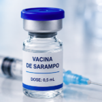 Infectologista Mateus Cardoso orienta pessoas vivendo com HIV sobre vacinação contra o sarampo