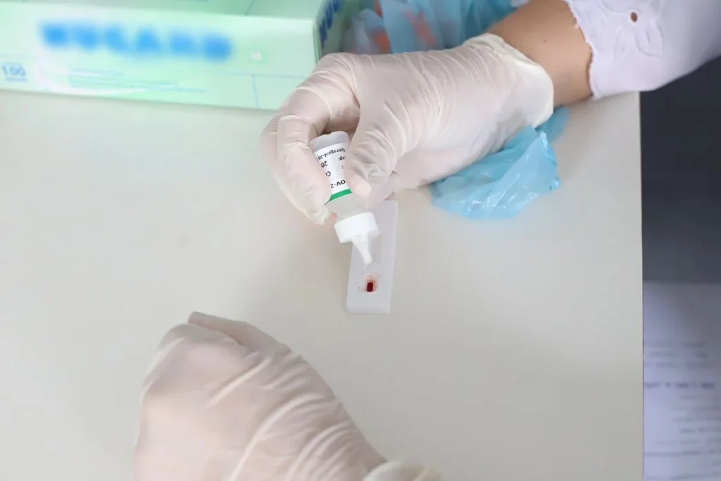 Mãe proibida de amamentar após falsos positivos para HIV é indenizada – Metrópoles