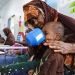 Somália: fechamento de estruturas de saúde e nutrição agrava crise para crianças, informa Vatican News