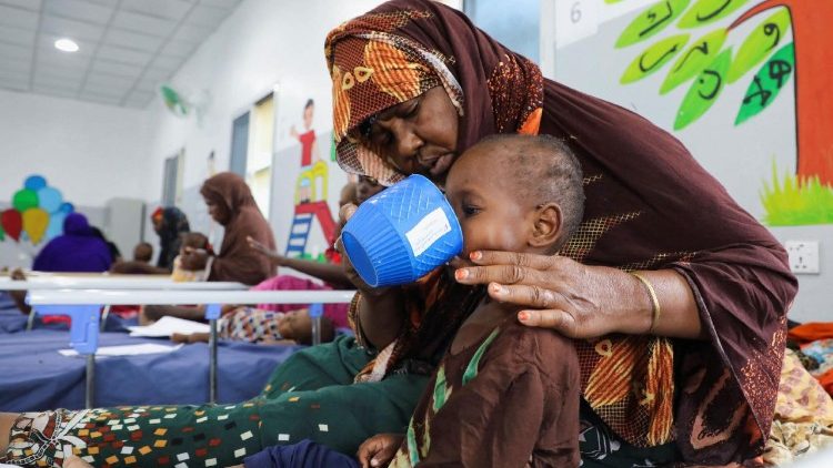 Somália: fechamento de estruturas de saúde e nutrição agrava crise para crianças, informa Vatican News