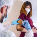 Folha de S. Paulo: Os anticorpos que atravessam a placenta: como vacina da mãe protege o bebê antes mesmo do parto