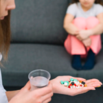 Medicamentos patenteados para HIV não preveem doses pediátricas e dificultam tratamento de crianças, destaca Brasil de Fato