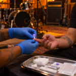Grupo Pela Vidda/SP e Instituto Cultural Barong levam testagem de HIV à cena hardcore de São Paulo